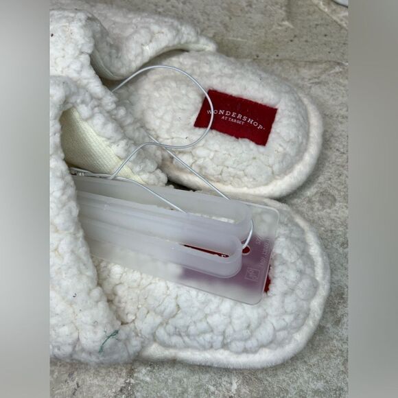 Wondershop at Target Ivory/red Santa sherpa slippers sz small (5-6) - Picture 3 of 4